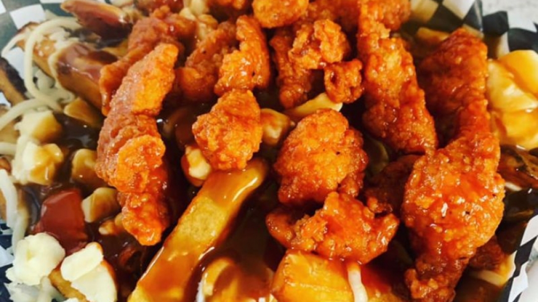 Basket of buffalo chicken poutine